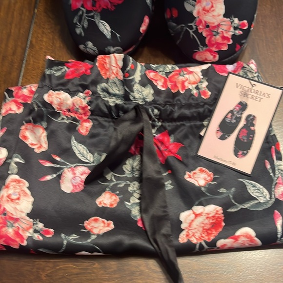 Brand new Victoria’s Secret slippers with bag - Picture 2 of 11